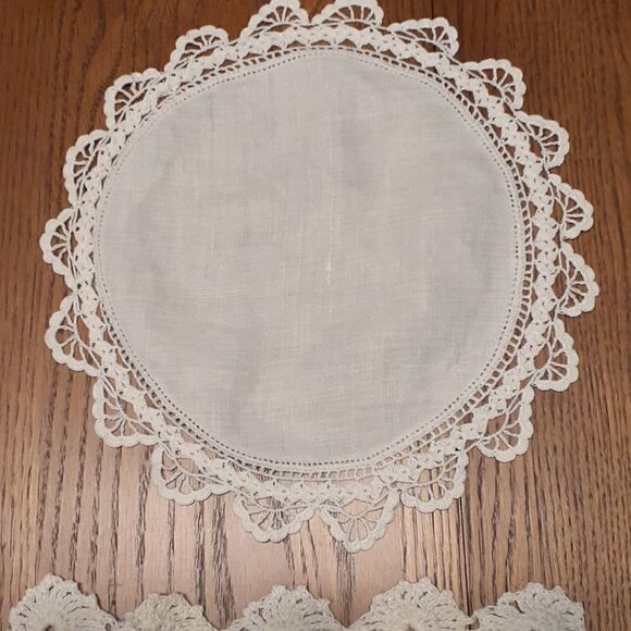 5 pc bundle plus bonus white vintage crocheted/tatted linen & cotton doilys - Picture 9 of 15